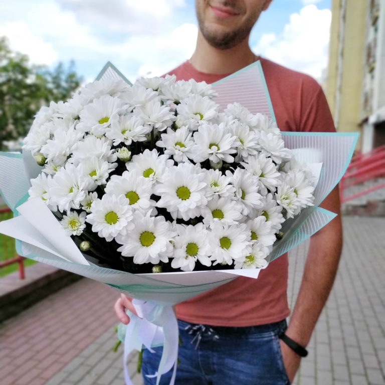 Букет ромашек в машине